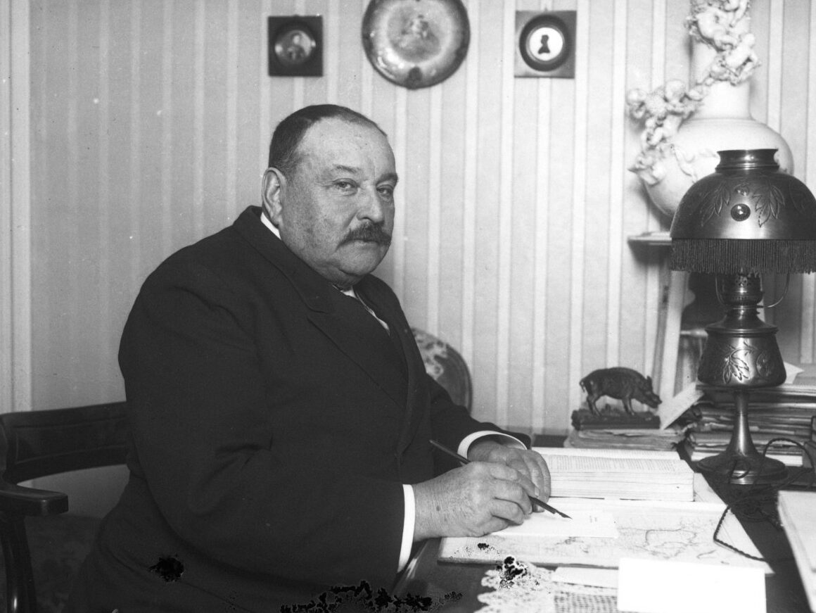 Mr Georges Berry, député [portrait à son bureau de travail] : [photographie de presse] / [Agence Rol] /BNF