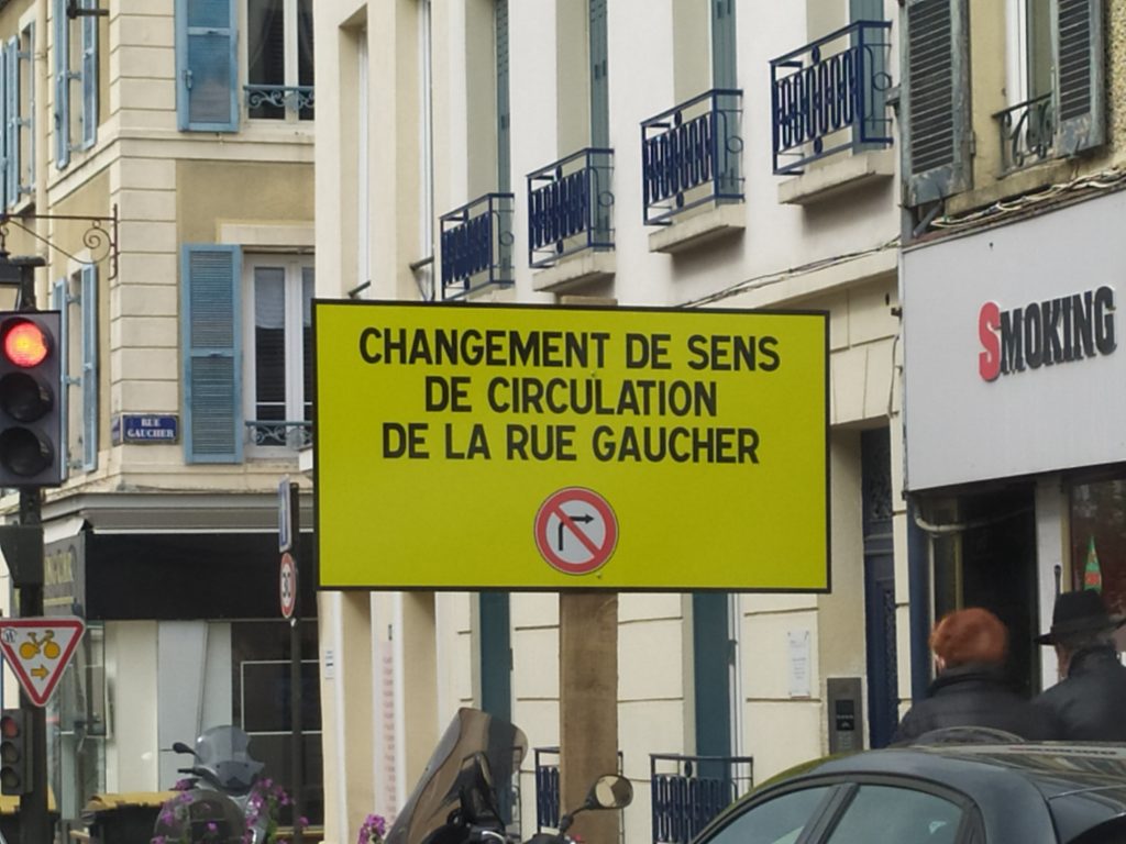 Panneau de chantier dans une rue de Sant-Germain-en-Laye vers 2020