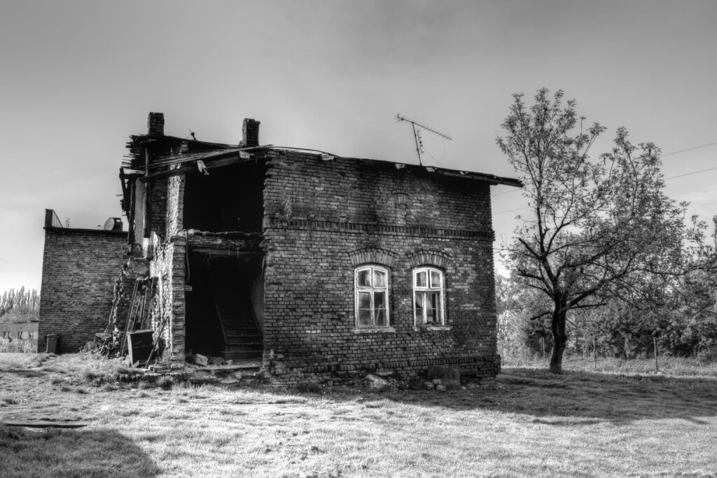 Vieille maison en ruines dans la campagne